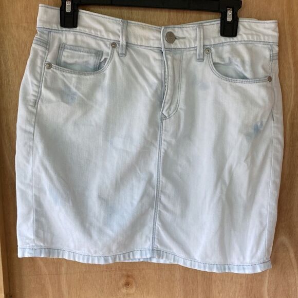 Two denim mini skirts Loft size 6 and Tommy Hilfiger white pale faded blue 28/6 - Picture 1 of 11